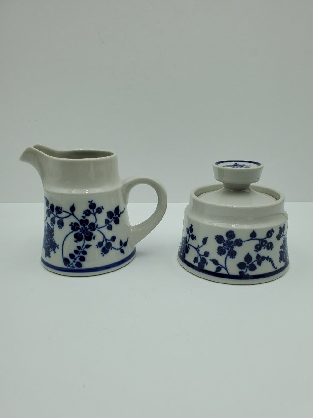 Noritake Clinging Vine Creamer & Sugar Bowl with Lid Blue Floral Creamer Set
